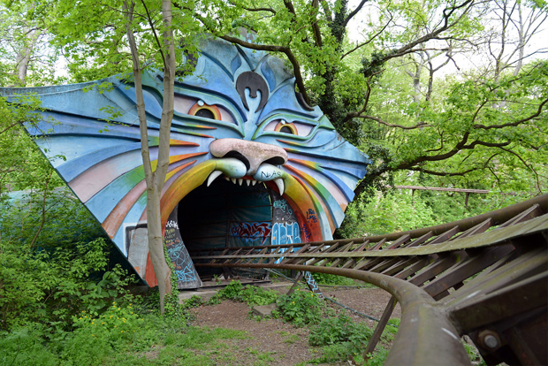  Ingresso al tunnel dell’ottovolante “Spreeblitz” dello Spreepark di Berlino est, © Chris Grabert.