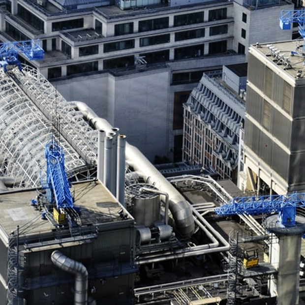 Le gru sulle coperture del Lloyd’s Building. Foto di Architectural Visits © 2014.