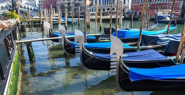  Venezia - Canale nei pressi del Ponte di Rialto.