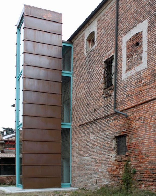 caption: Ascensore esterno installato in occasione del restauro del Monastero di Santa Clara a Pavia ©VP