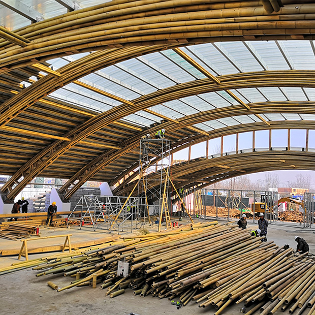 Garden Pavillon di Mauricio Cardenas Laverde, Pechino 2019. Nell'immagine si vede il cantiere in bambù in costruzione con gli enormi archi di bambù e i fusti a terra pronti per essere posti in opera. 