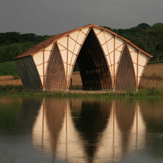 Simon Velez, che in Colombia ha realizzato diversi edifici in bambù, definisce questo materiale "l'acciaio della natura". Quella nell'immagine è la "Inglesia sin religion", che porta la sua firma.