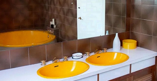 Un altro esempio di lavabi colorati di giallo degli anni sessanta. 