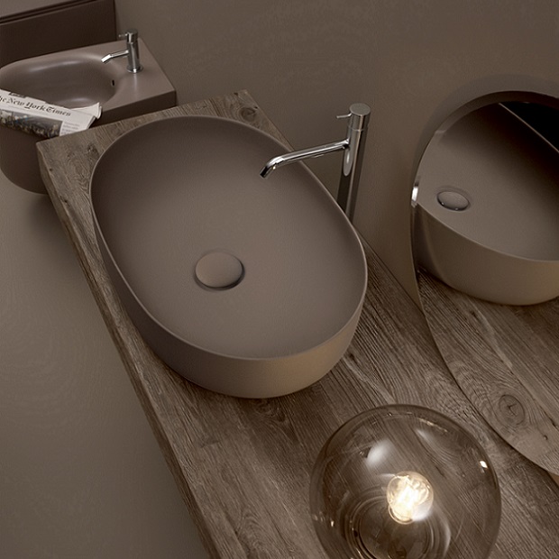 Lavabo colorato da appoggio con finitura opaca bruno su mensola in legno. NoLIta di Kerasan