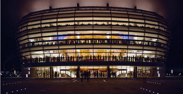 caption: Esterno del Teatro dell'Opera di Copenhagen, opera dell'Architetto Henning Larsen