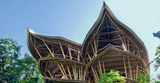 Sharma Spring Residence, l'esempio più noto di architettura in bambù di Ibuku a Bali