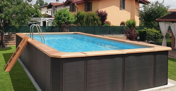 caption:Nelle foto delle piscine fuori terra si nota che il loro ingombro è semplicemente quello della vasca perché gli impianti possono essere nascosti tra la vasca e il rivestimento, creando anche più spazio per un prendisole a livello del pelo dell’acqua.