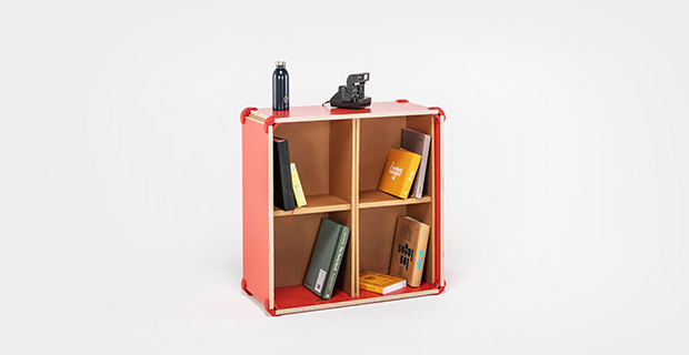 Shelf 04, piccola libreria minimalista con 4 scompartimenti. Ideale per l’ufficio domestico o come divisorio nell’ambiente lavorativo.