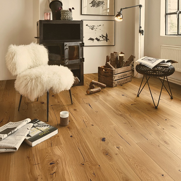 L’uso del legno naturale nello stile scandinavo per rivestire pavimenti degli ambienti di casa.