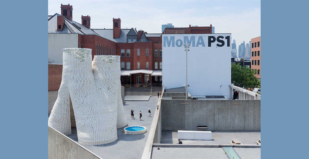 Hy-Fi, la costruzione sperimentale realizzata con mattoni di funghi di fronte al Moma di New York
