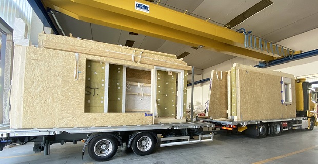 Il trasporto in cantiere di pareti in legno con monoblocchi per serramenti pronte per l’installazione