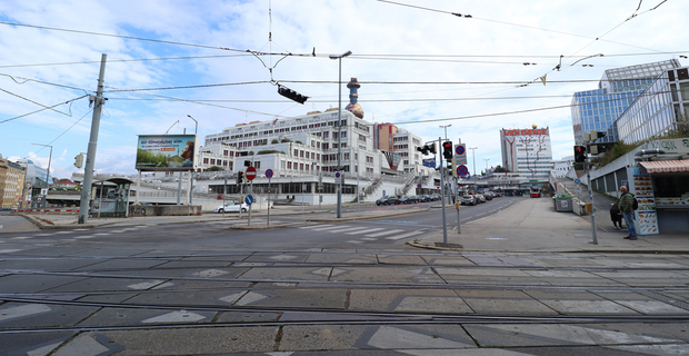 Vista del quartiere dove sorge lo Spittelau. A destra si estende la sede di alcune delle facoltà dell'Università di Vienna, alle spalle il nuovo quartiere residenziale che si affaccia sul Danubio, a sinistra la stazione della metropolitana e dei mezzi elettrici pubblici.