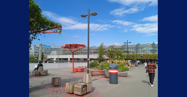 Vista della stazione della Metropolitana dello Spittelau e delle aree di sosta all'esterno.