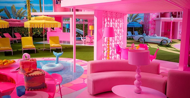 Soggiorno della casa di Barbie con vista piscina. Photo: Jaap Buitendijk/ Courtesy of Warner Bros. Pictures 