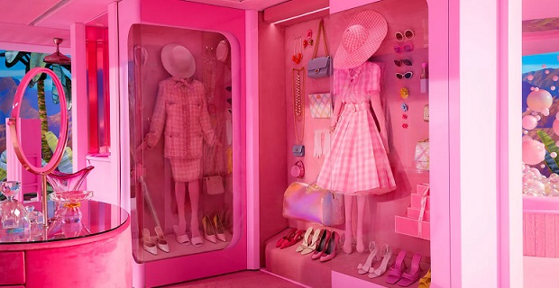 La cabina armadio di casa di Barbie. Photo: Jaap Buitendijk/ Courtesy of Warner Bros. Pictures 