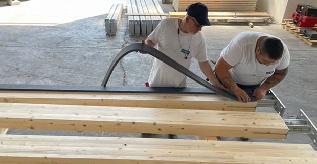 Preparazione dei telai in legno con ammortizzatori sismici.
