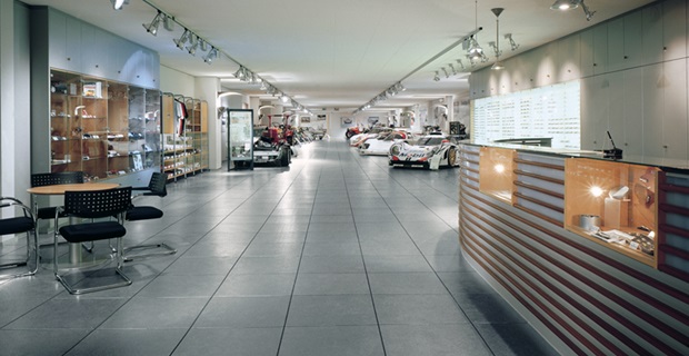 Pavimento in acciaio del Porsche museum di Stoccarda
