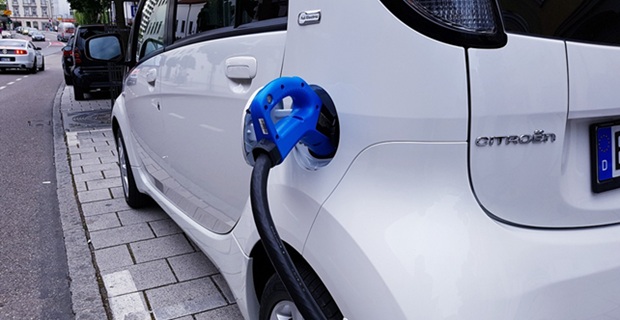 auto elettrica in ricarica