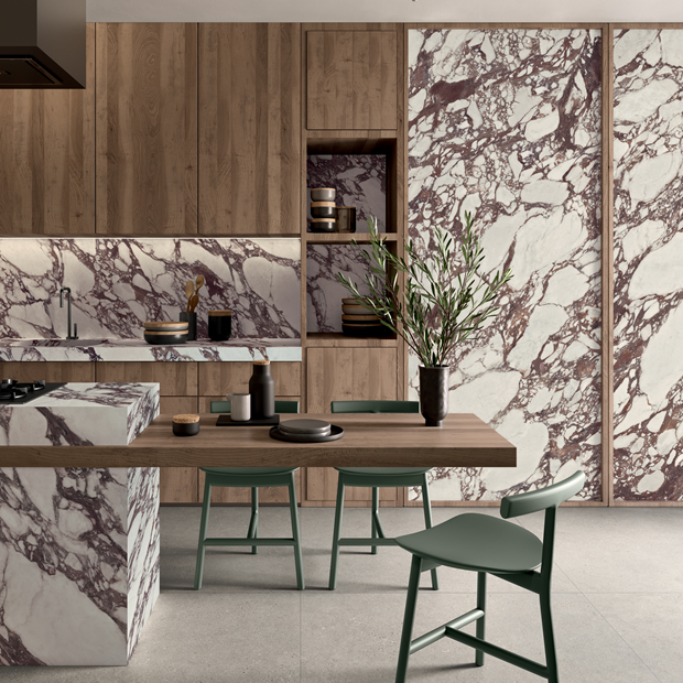 Lea Ceramiche Noblesse e Intense gres 6 mm effetto marmo bianco venato viola per cucina moderna con isola