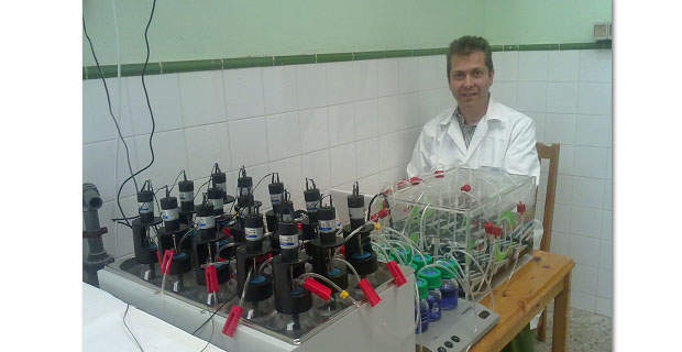 L’autore iniziando il test di digestione anaerobica di biomassa algale con l’ AMPTS (Automatic Methane Potential Test System) del Centro de Biología Marina de Gran Canaria.