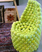 Che-farne-delle-vecchie-palline-da-tennis-Hugh-Hayden-ha-avuto-un-idea-la-tennis-ball-chair-una-sedia-di-palline-da-tennis