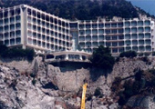 Hotel-Fuenti-o-Amalfitana-Hotel-ecomostro-demolito-nel-1999-1